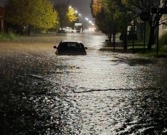Fuertes lluvias provocaron inundaciones en Coronel Suárez: los bomberos rescataron vecinos atrapados en los autos