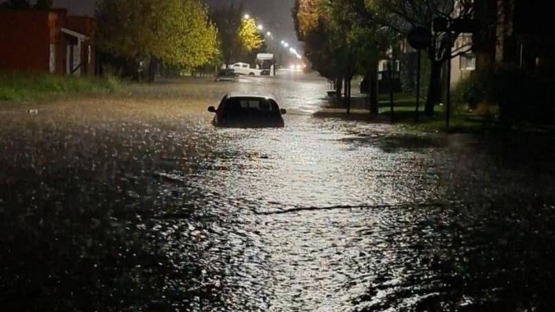 Fuertes lluvias provocaron inundaciones en Coronel Suárez: los bomberos rescataron vecinos atrapados en los autos