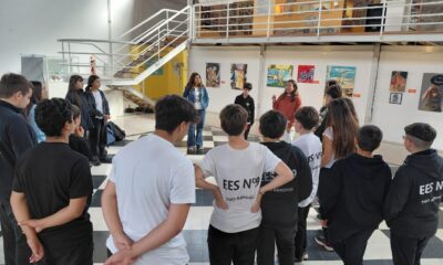 El arte como puente: alumnos de la Secundaria 9 recorrieron la muestra de Mariana Fernunson