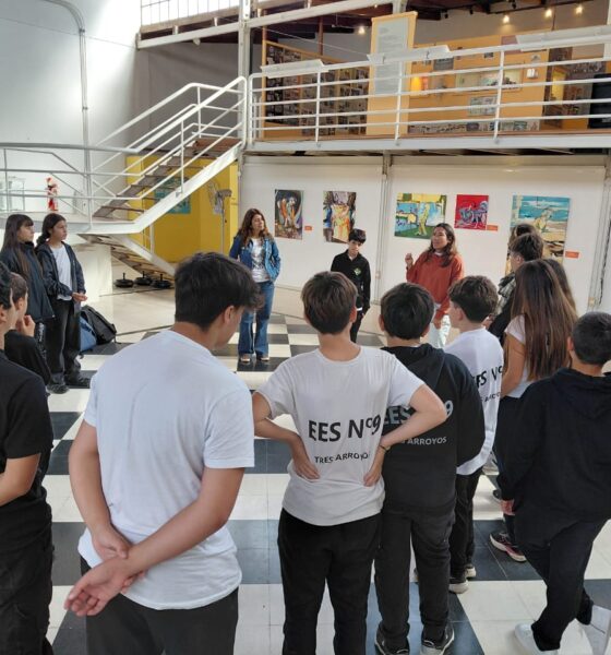El arte como puente: alumnos de la Secundaria 9 recorrieron la muestra de Mariana Fernunson