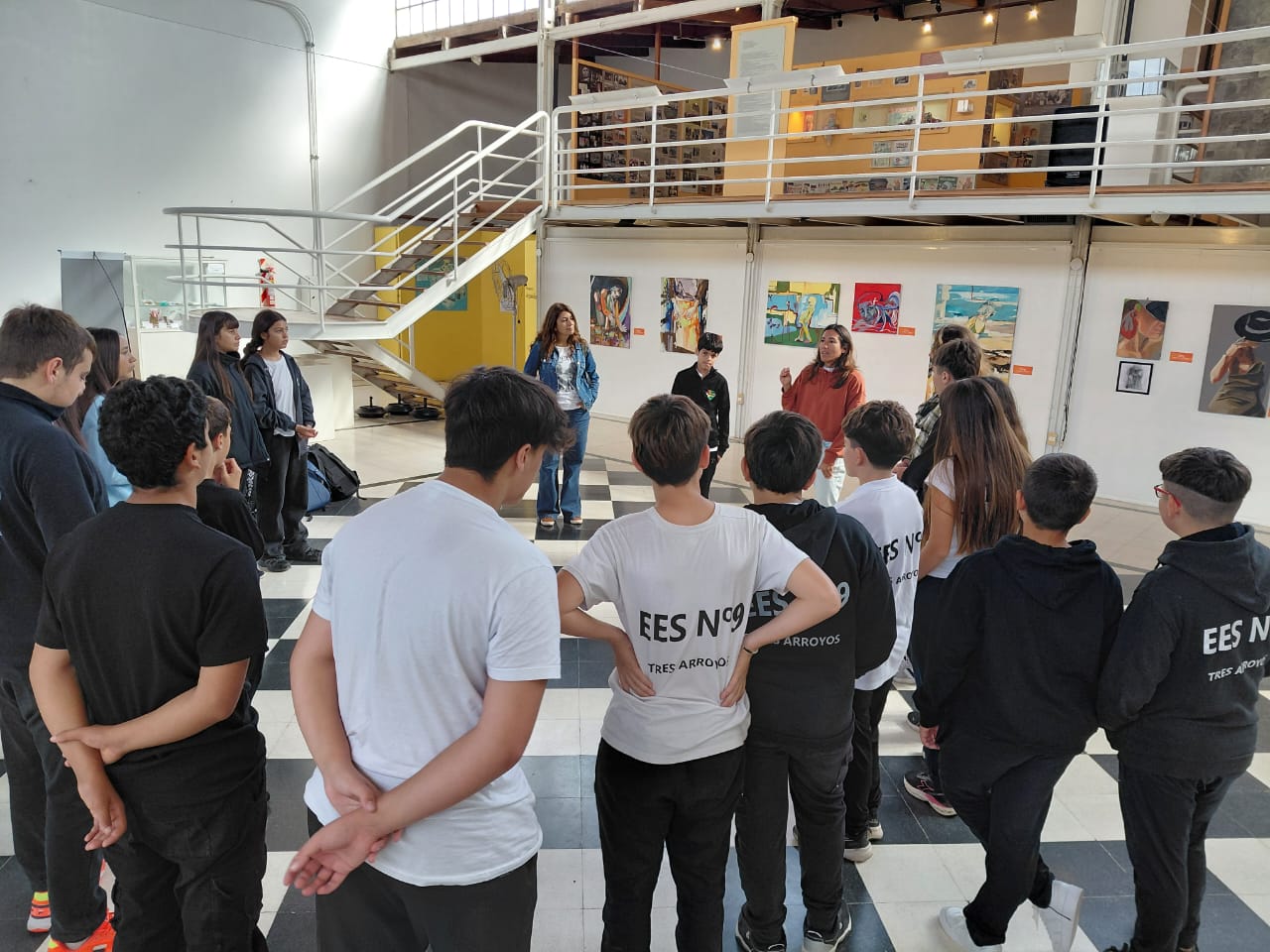 El arte como puente: alumnos de la Secundaria 9 recorrieron la muestra de Mariana Fernunson