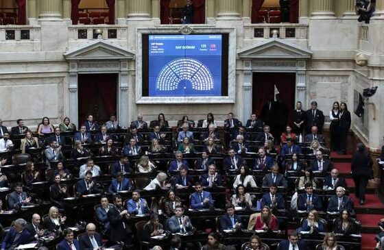 Congreso: LLA planifica sesiones y la oposición no quiere dejar dormir el escándalo Adorni