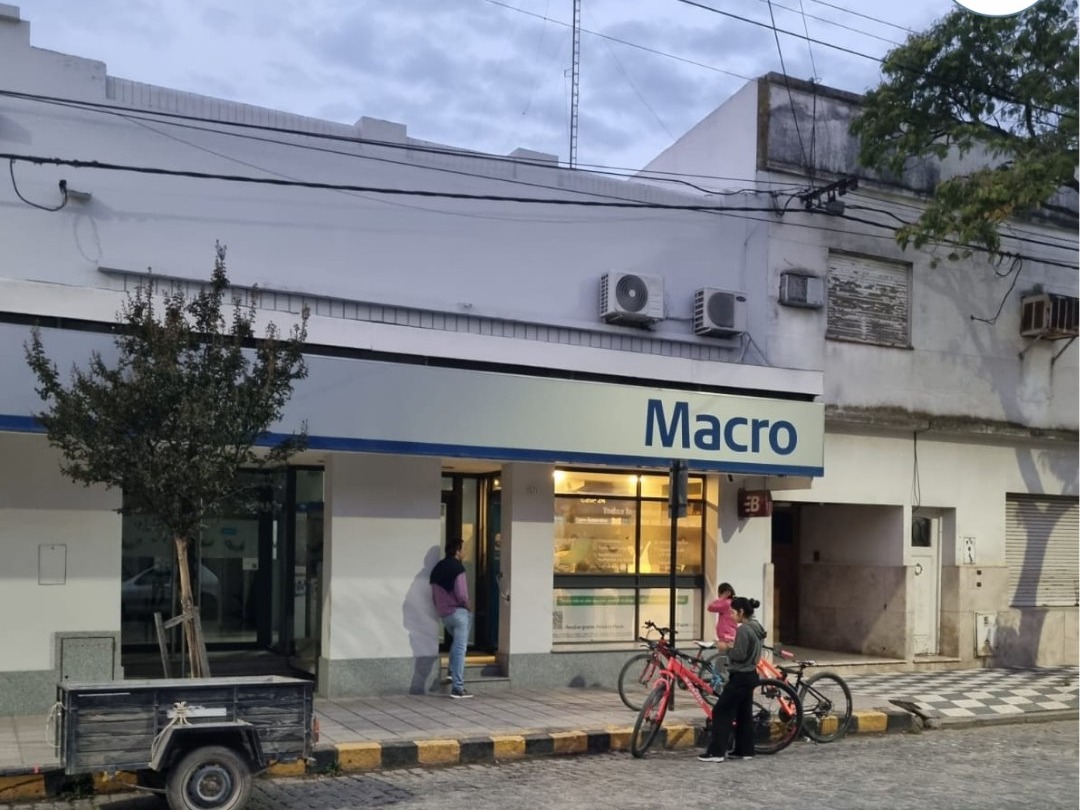 Temor por posible cierre del Banco Macro en Pringles: empleados y jubilados en riesgo; y chau cajeros automáticos