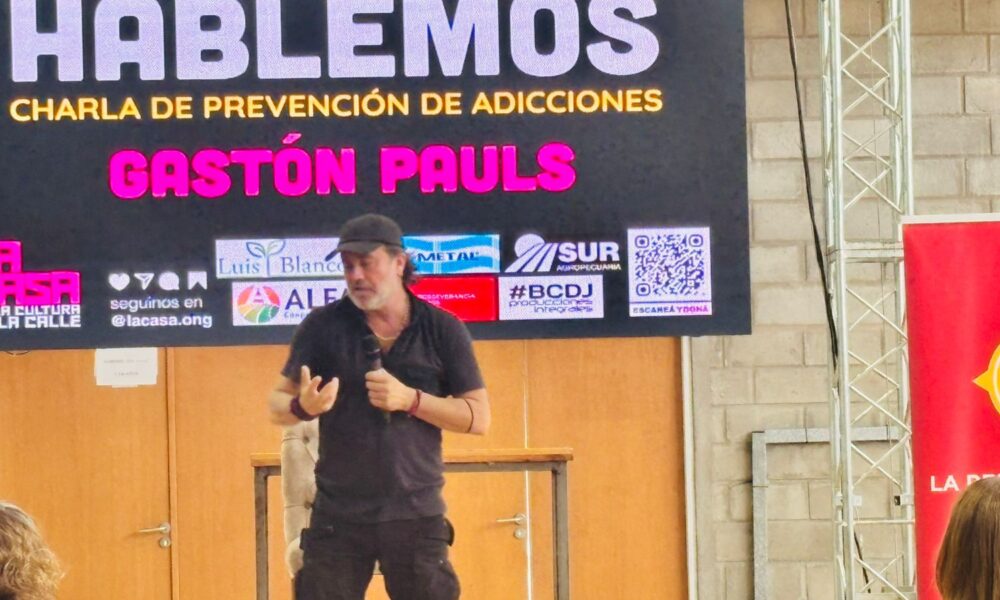 Gran convocatoria en el Polideportivo para la charla de Gastón Pauls sobre adicciones