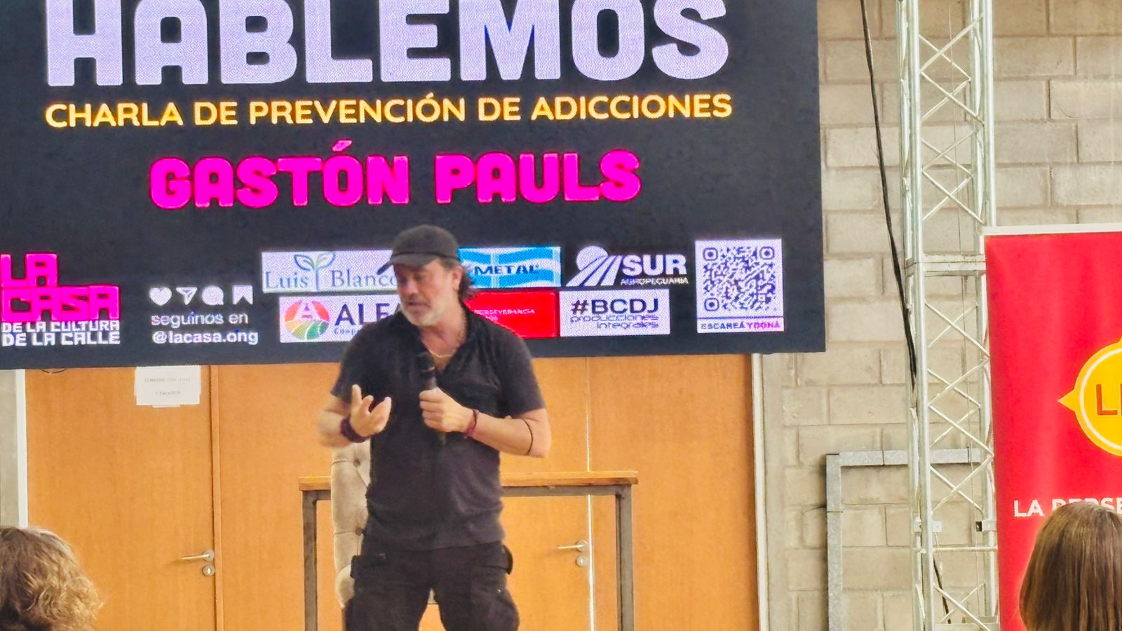 Gran convocatoria en el Polideportivo para la charla de Gastón Pauls sobre adicciones