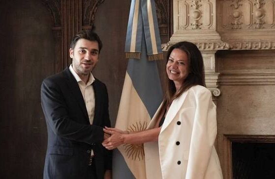 Torres firmó con Nación el pago de la deuda de Anses con Chubut por más de $48 mil millones