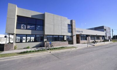Coronel Suárez: Kicillof inauguró la ampliación de un centro universitario y entregó escrituras gratuitas