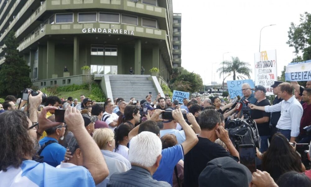 Las cinco fuerzas protestaron por bajos salarios y en el Gobierno acusan a Villarruel por promoverla