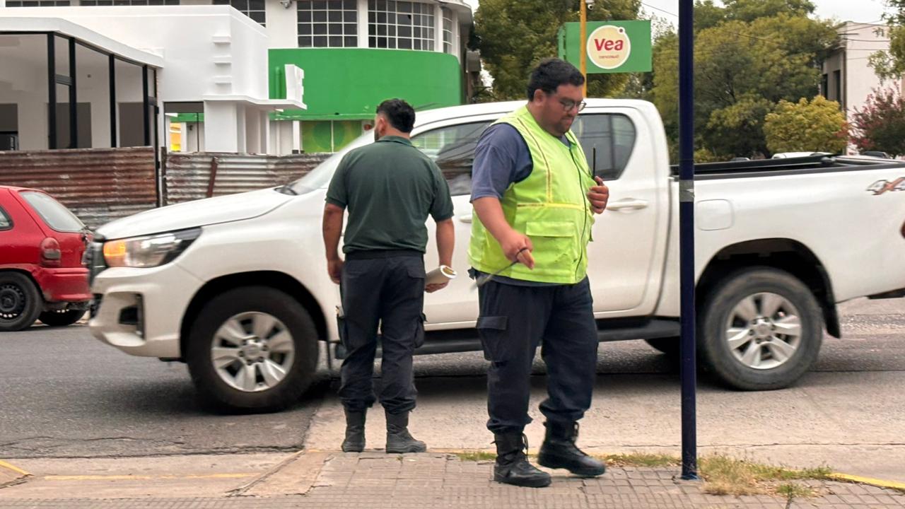 Operativo de tránsito en el centro: controles a motos, remises y documentación