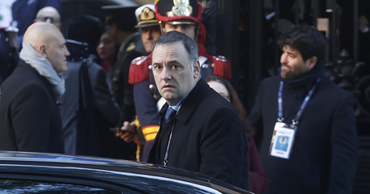 El Gobierno aprovecha el "espionaje" ruso pasa sacar de la Rosada a los periodistas que molestan a Adorni