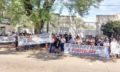CONFLICTO DOCENTE en CORRIENTES: maestros coparon las CALLES para visibilizar los RECLAMOS a VALDÉS