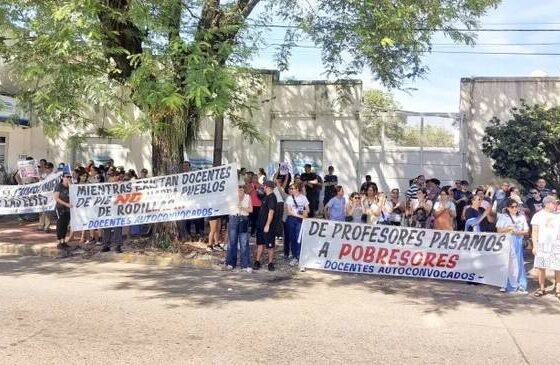 CONFLICTO DOCENTE en CORRIENTES: maestros coparon las CALLES para visibilizar los RECLAMOS a VALDÉS