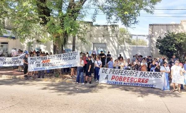 CONFLICTO DOCENTE en CORRIENTES: maestros coparon las CALLES para visibilizar los RECLAMOS a VALDÉS
