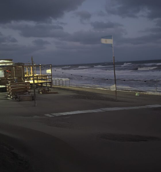 Claromecó bajo los efectos de la sudestada: el mar gana terreno en la costa