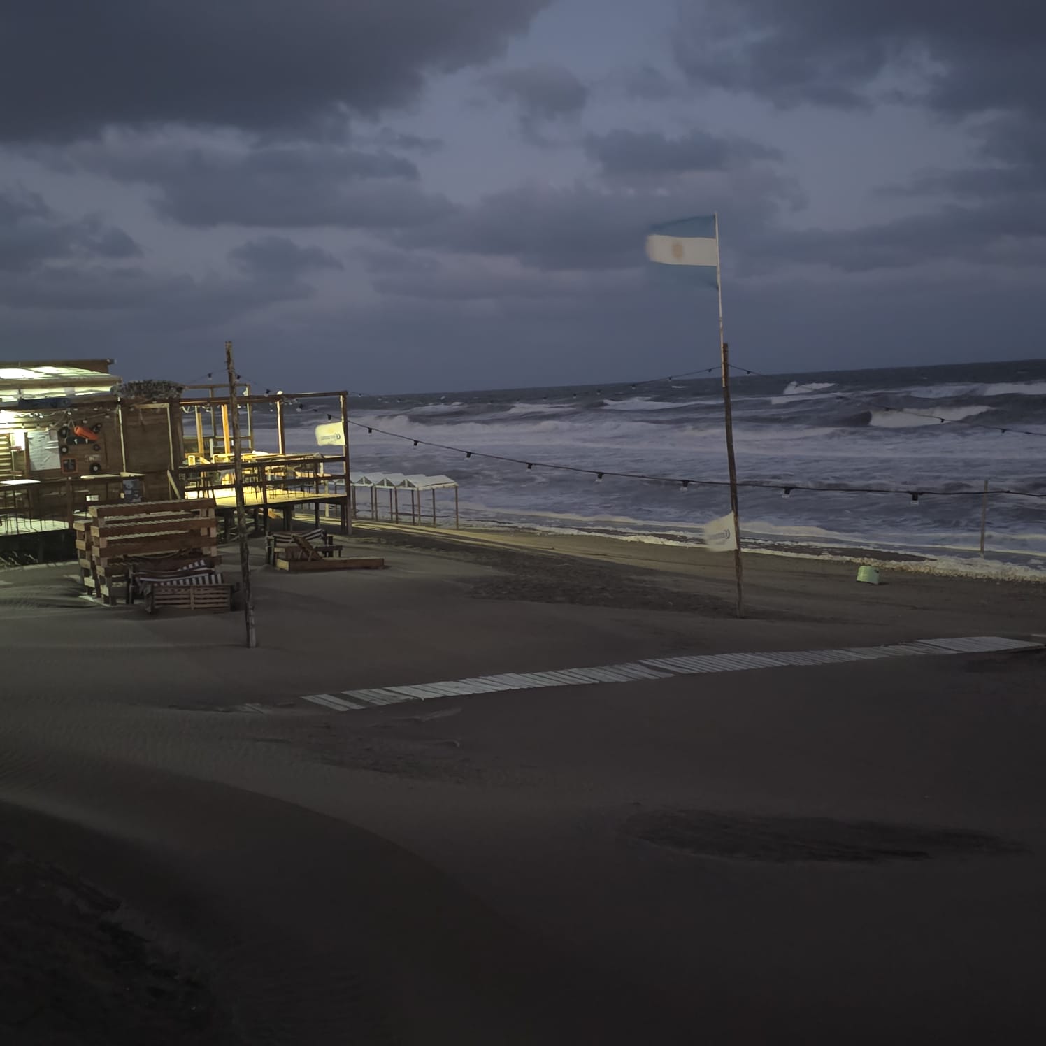 Claromecó bajo los efectos de la sudestada: el mar gana terreno en la costa
