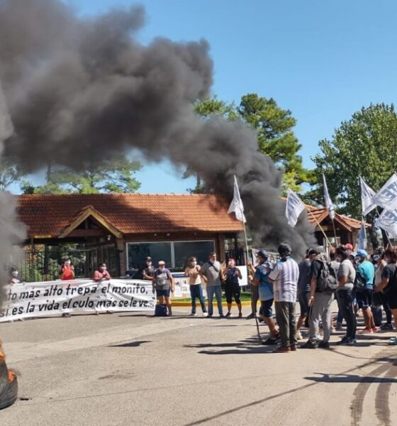 Escracharon a Adorni en el country y tuvo que calmar a los vecinos en el grupo de WhatsApp