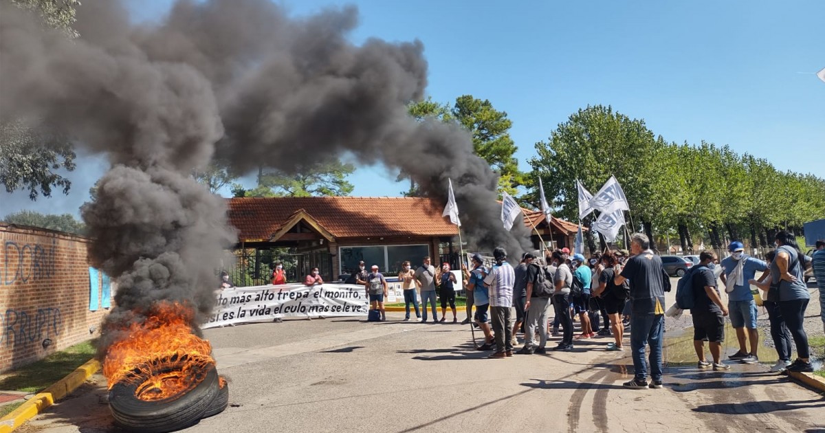 Escracharon a Adorni en el country y tuvo que calmar a los vecinos en el grupo de WhatsApp