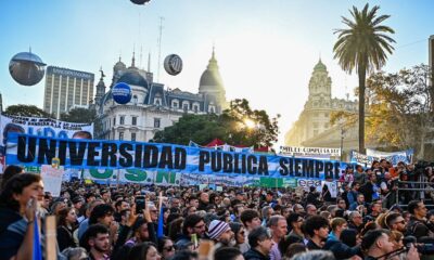 Con la exigencia de que se cumpla la ley, las universidades le marcaron la cancha a Milei y coparon la Plaza de Mayo