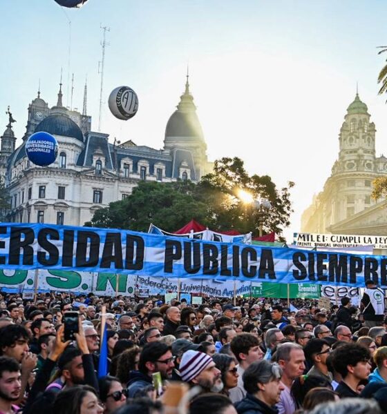 Con la exigencia de que se cumpla la ley, las universidades le marcaron la cancha a Milei y coparon la Plaza de Mayo