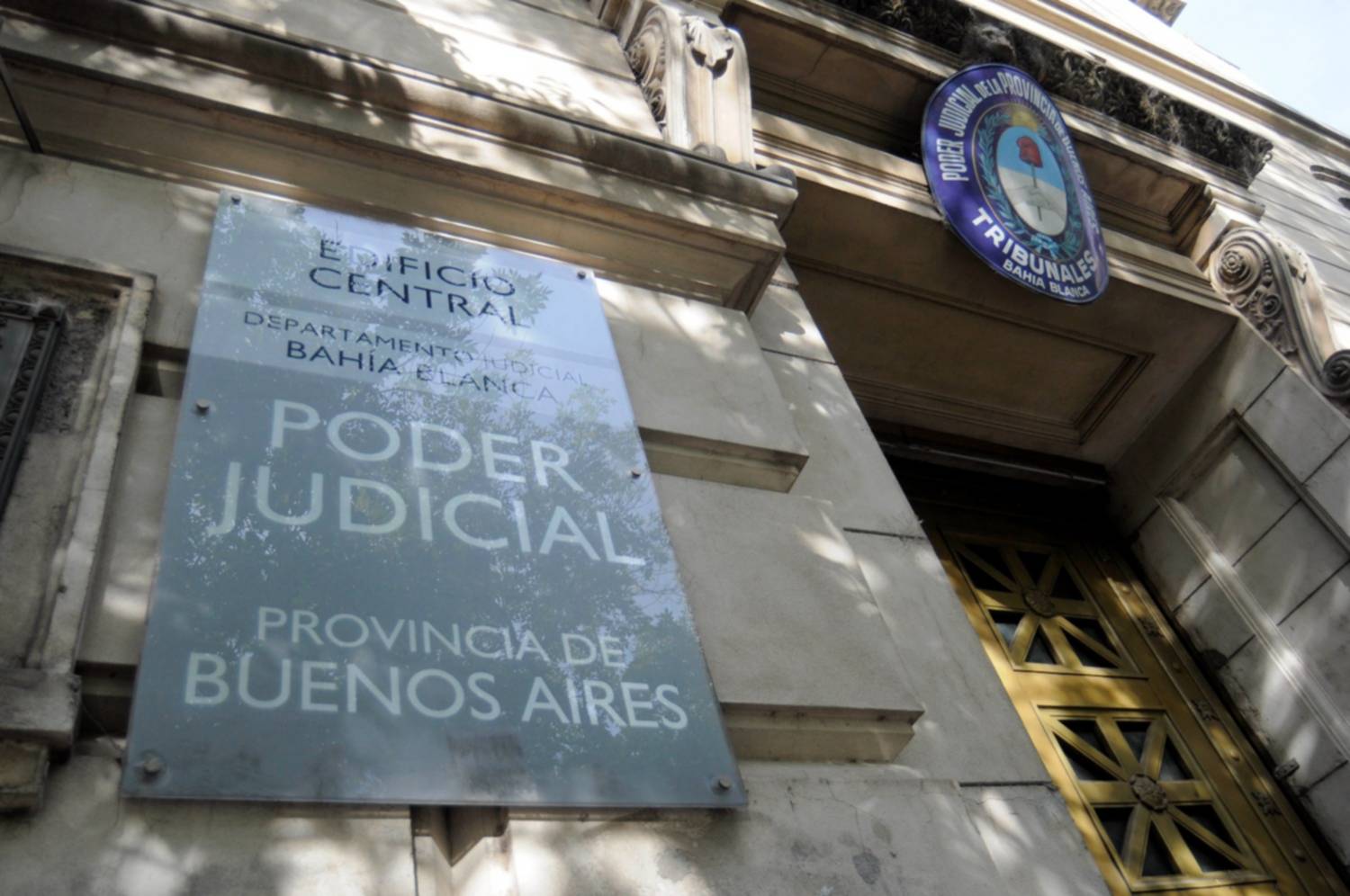 Exigen expulsar del parque Tornquist a un hombre condenado por abuso sexual