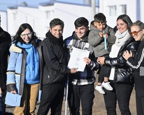 Kicillof entregó 48 viviendas en Tornquist y cuestionó la política nacional