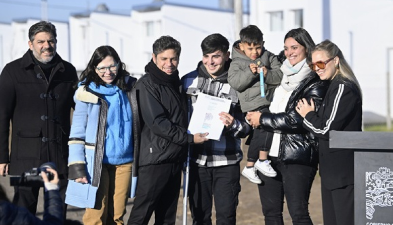 Kicillof entregó 48 viviendas en Tornquist y cuestionó la política nacional