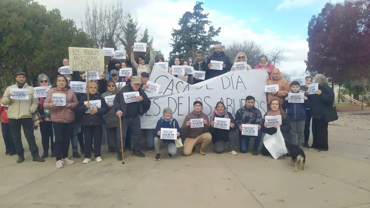 Denuncian cierre del único Centro de Día en Mayor Buratovich: “Pusieron candado y dejaron a los abuelos afuera”
