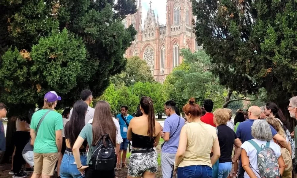 Turismo bonaerense: visitas guiadas gratuitas para descubrir mitos e historia en La Plata, Avellaneda y Bahía Blanca