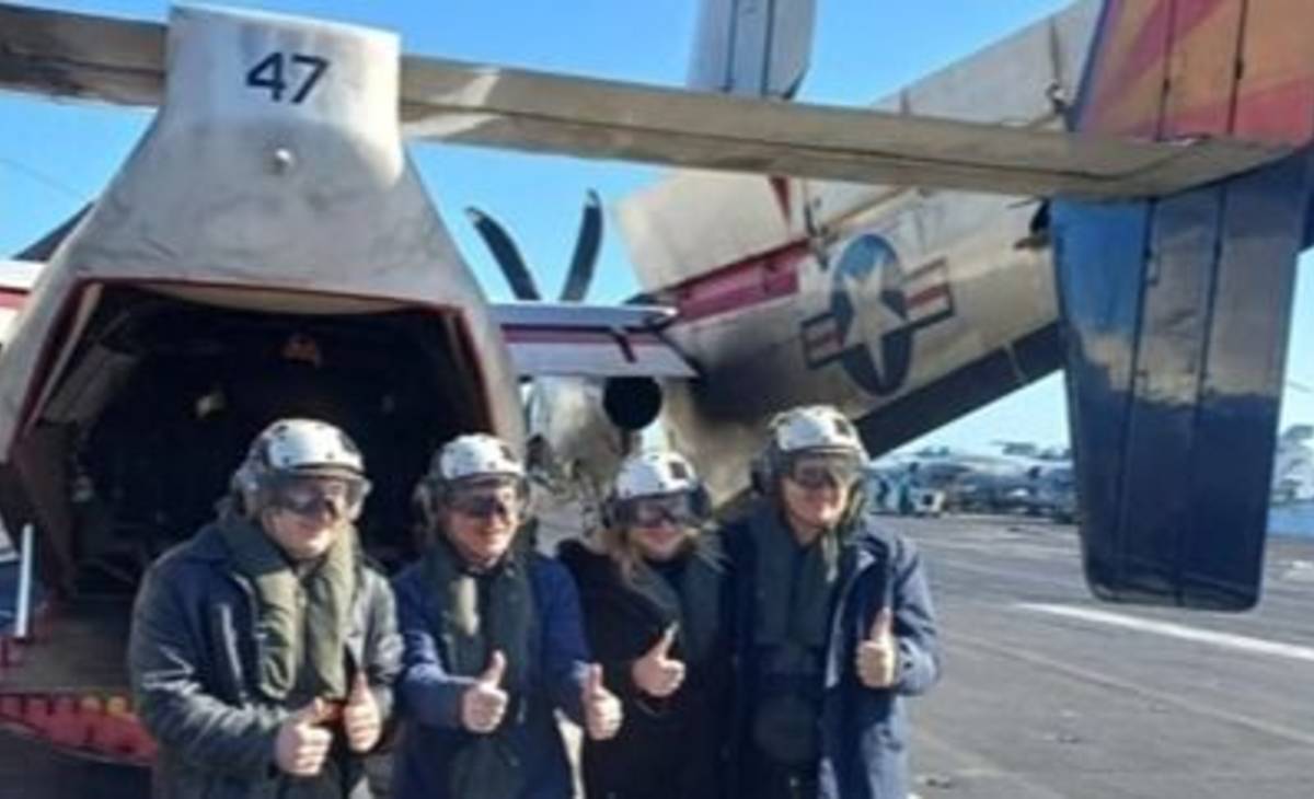 MILEI CADA VEZ MÁS ALINEADO A TRUMP: se sacó una foto con un PORTAAVIONES