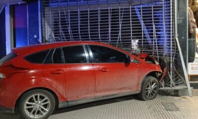 Manejaba alcoholizado, escapó de un control, arrancó un semáforo y terminó incrustado en un local de Bahía Blanca