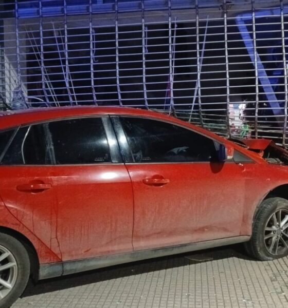 Manejaba alcoholizado, escapó de un control, arrancó un semáforo y terminó incrustado en un local de Bahía Blanca