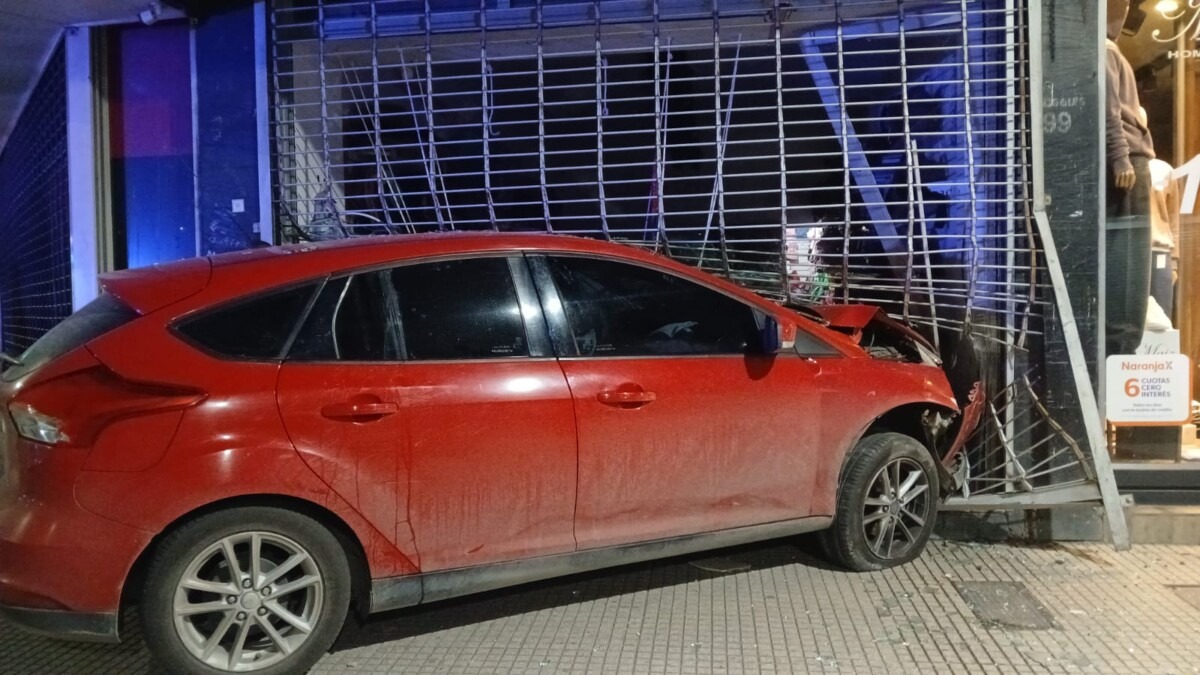 Manejaba alcoholizado, escapó de un control, arrancó un semáforo y terminó incrustado en un local de Bahía Blanca