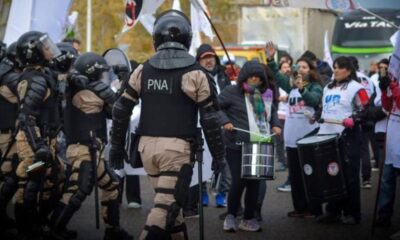 ALBERTO WERETILNECK repimió A LOS DOCENTES y se PROFUNDIZA el CONFLICTO EN LA PROVINCIA