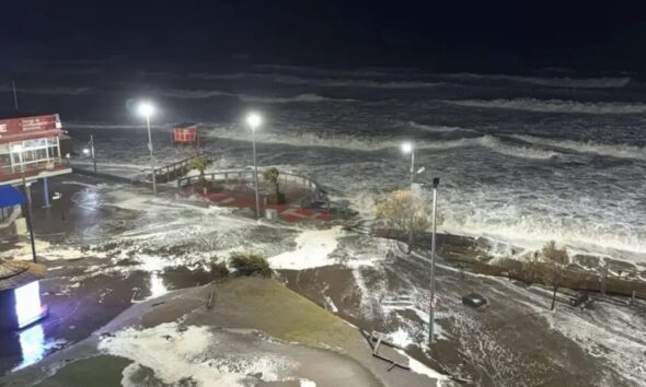 Temporal en la Costa Atlántica: olas impactantes, evacuados y destrozos
