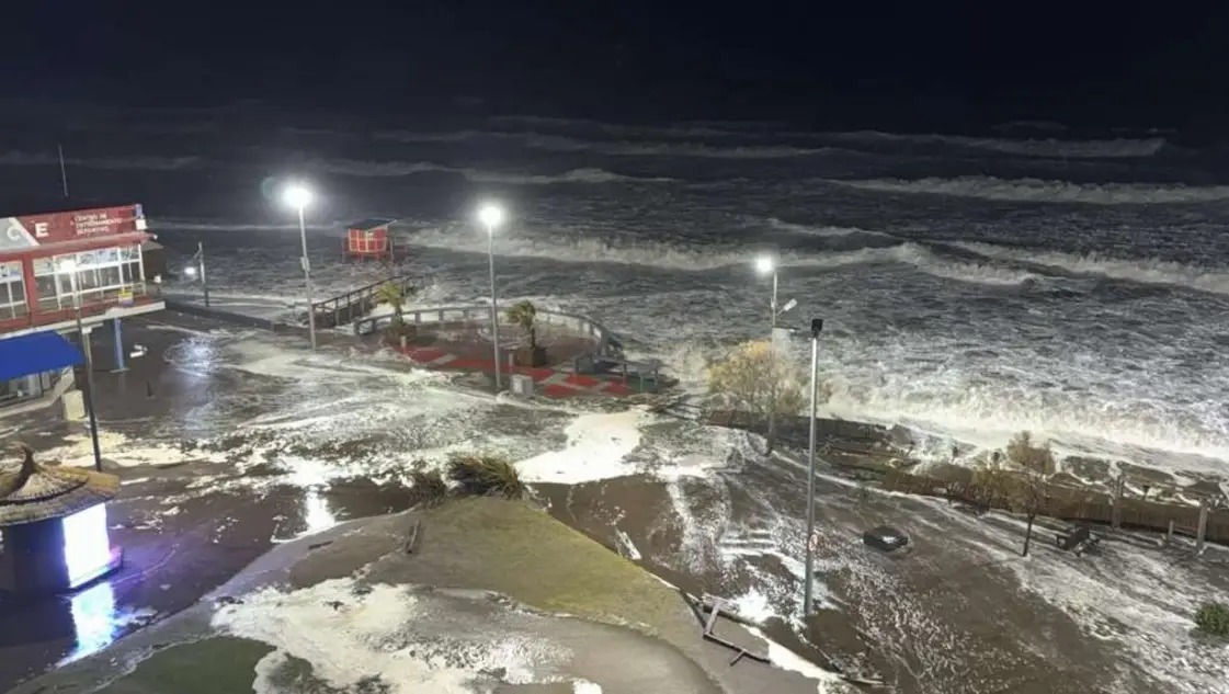 Temporal en la Costa Atlántica: olas impactantes, evacuados y destrozos