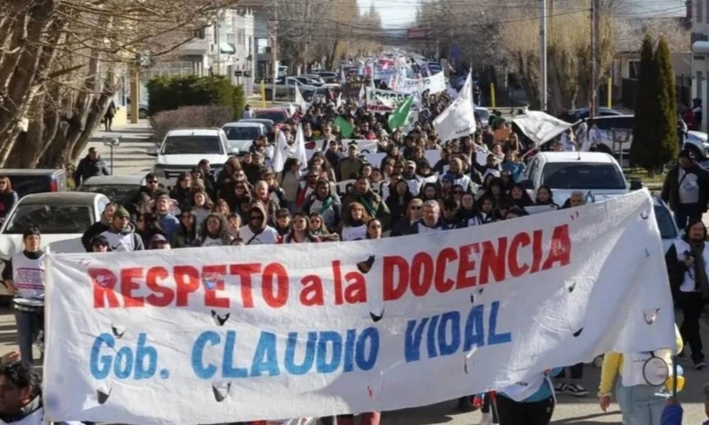 DOCENTES denuncian que VIDAL busca incorporar a un "SINDICATO FANTASMA" a la PARITARIA