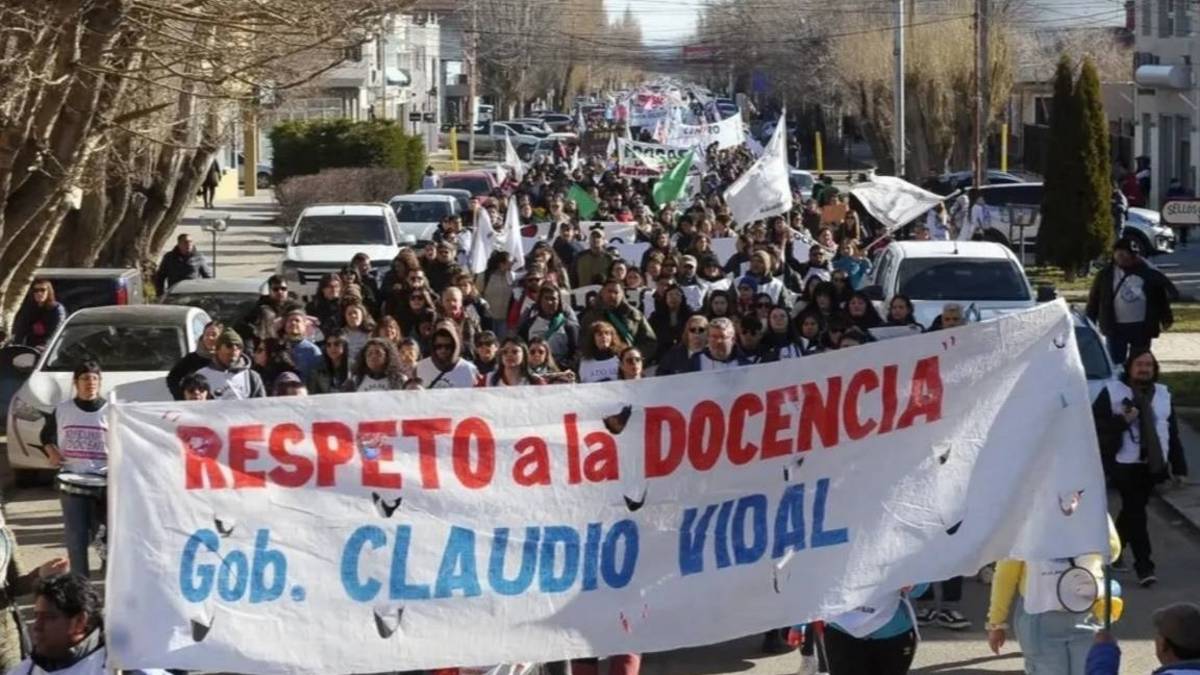 DOCENTES denuncian que VIDAL busca incorporar a un "SINDICATO FANTASMA" a la PARITARIA