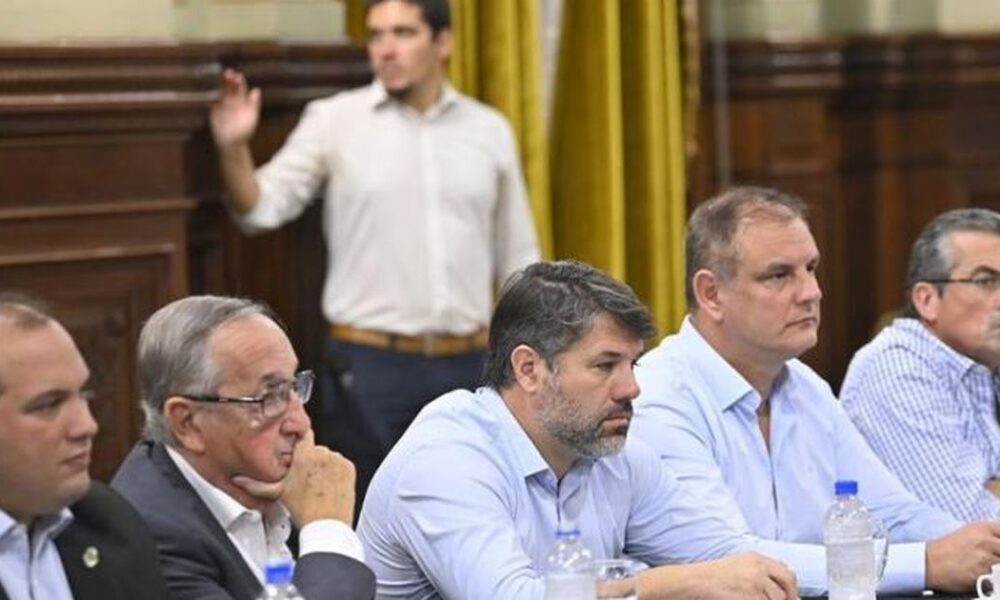 Buenos Aires: al borde del colapso, intendentes del interior hacen malabares para garantizar el aguinaldo