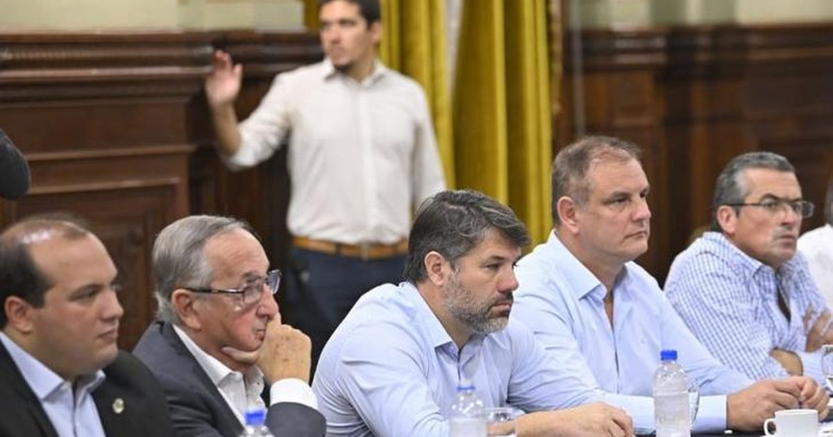 Buenos Aires: al borde del colapso, intendentes del interior hacen malabares para garantizar el aguinaldo