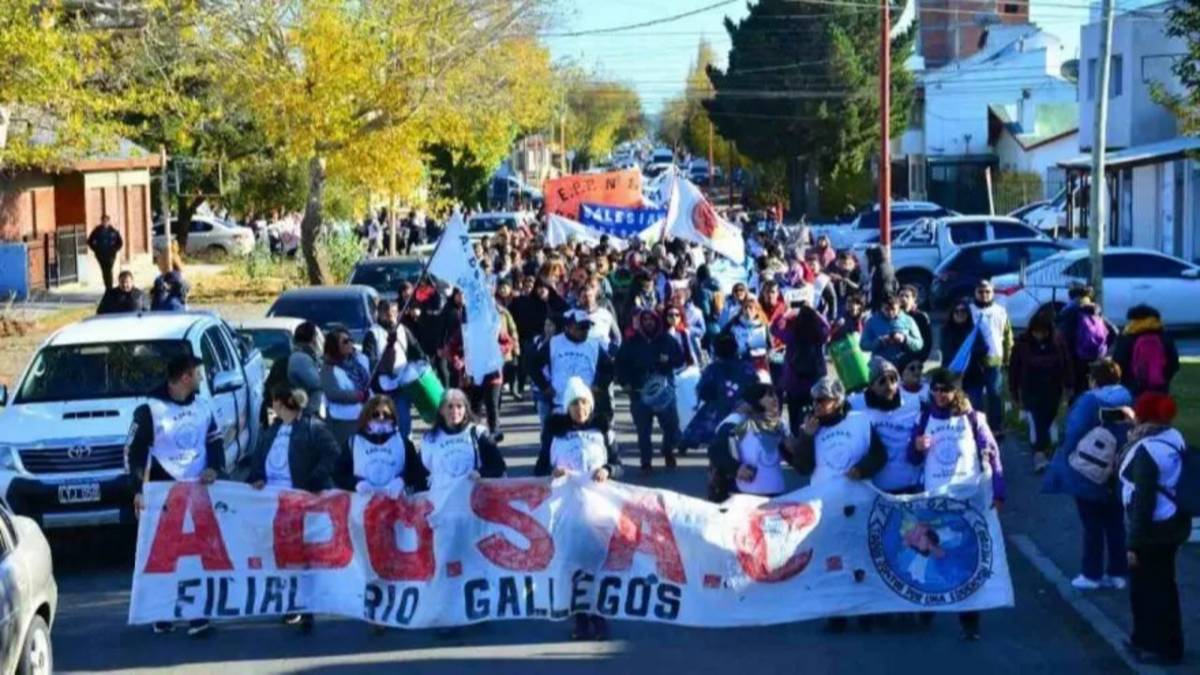 DOCENTES solo recibieron EXCUSAS de VIDAL y llamaron a un PARO de 72 HORAS