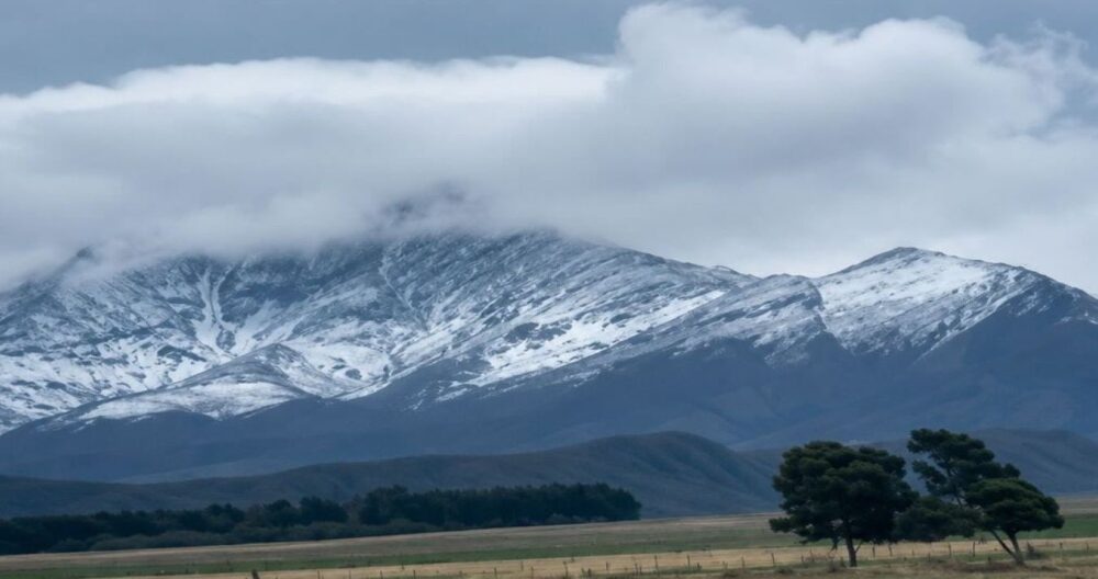 Una postal mágica en la comarca: la nieve transformó las cumbres de Ventania y promete un domingo turístico ideal