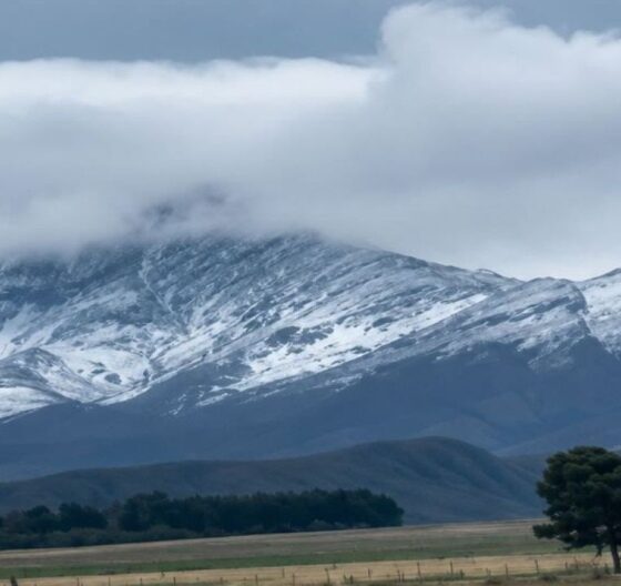 Una postal mágica en la comarca: la nieve transformó las cumbres de Ventania y promete un domingo turístico ideal