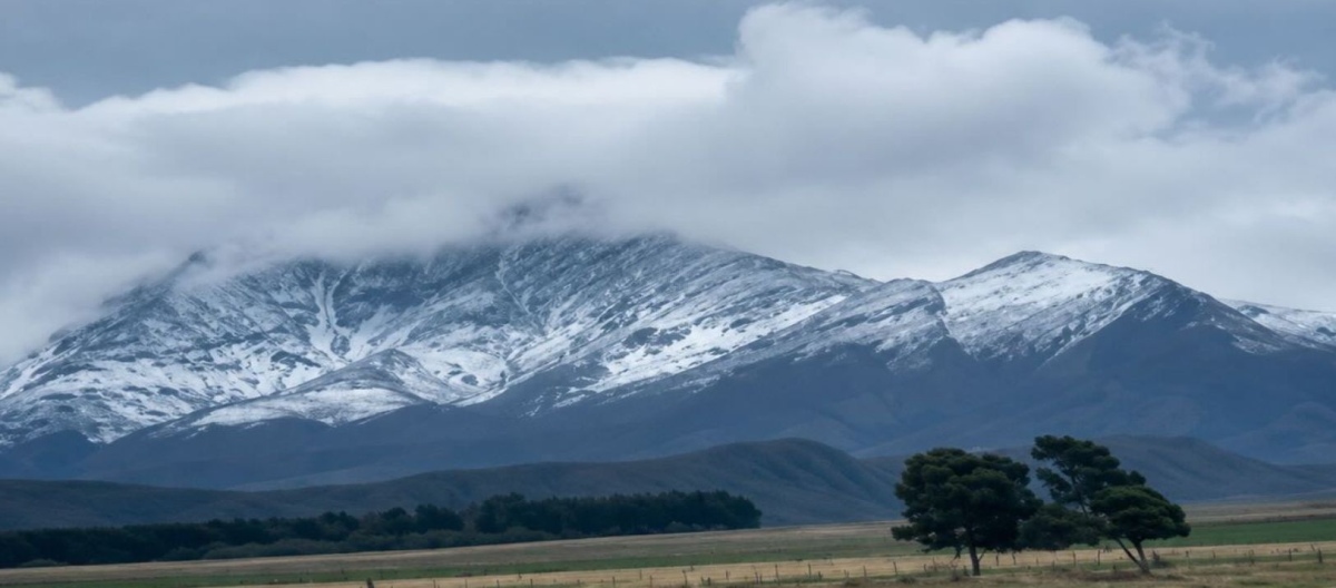 Una postal mágica en la comarca: la nieve transformó las cumbres de Ventania y promete un domingo turístico ideal