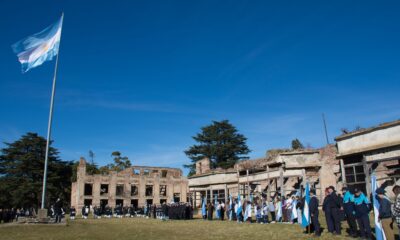 Emotiva celebración del Día de la Bandera al pie del Club Hotel de la Ventana