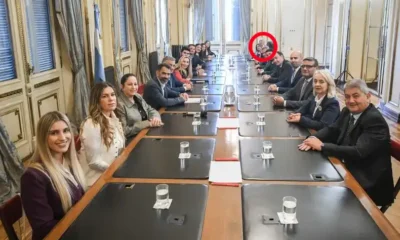 Los bahienses, cada vez más lejos de la mesa chica: así los sentaron en la foto con Karina Milei