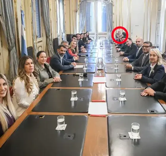 Los bahienses, cada vez más lejos de la mesa chica: así los sentaron en la foto con Karina Milei