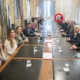 Los bahienses, cada vez más lejos de la mesa chica: así los sentaron en la foto con Karina Milei