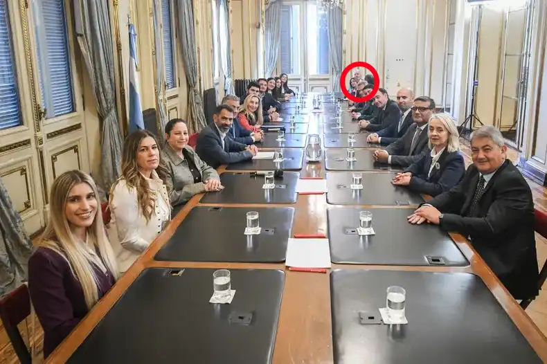 Los bahienses, cada vez más lejos de la mesa chica: así los sentaron en la foto con Karina Milei