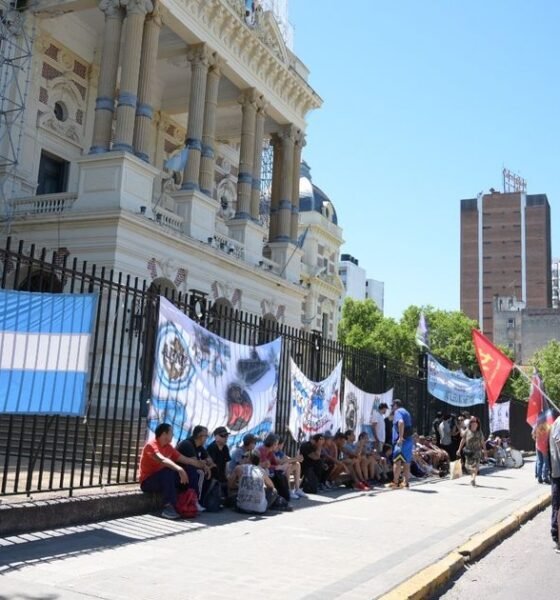 Se tensa la relación de Kicillof con los gremios: amenaza de descuentos por los paros en plena paritaria