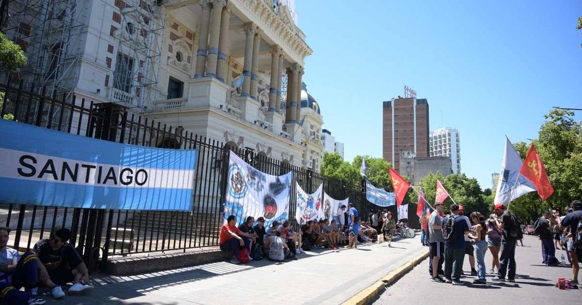 Se tensa la relación de Kicillof con los gremios: amenaza de descuentos por los paros en plena paritaria